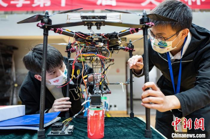 本屆參賽項目涵蓋航空航天、機械加工、信息通信、材料化工、人工智能等多個領域。　泱波 攝