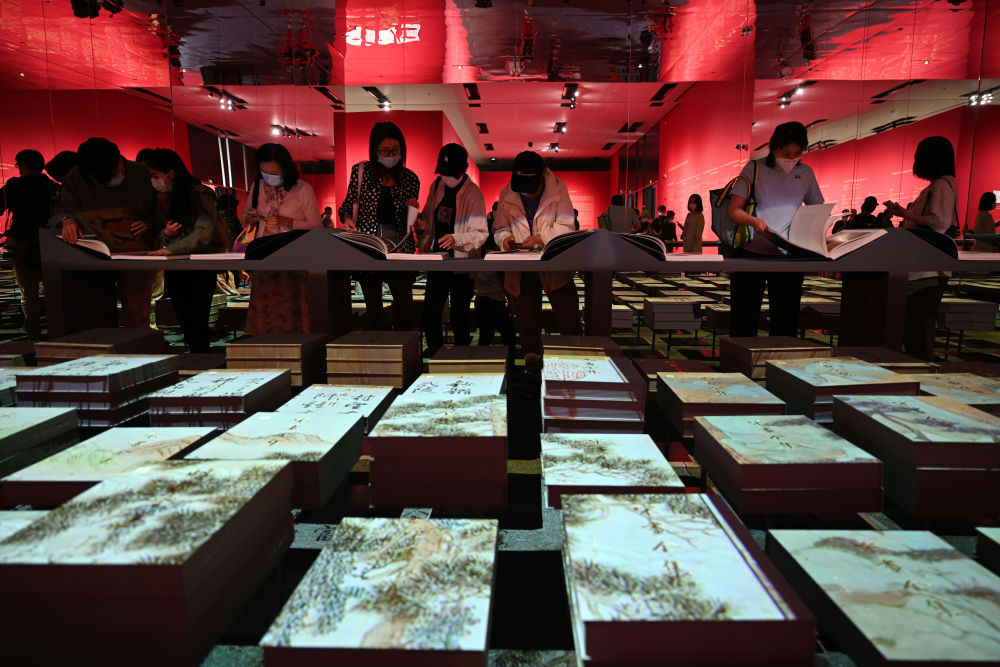 參觀者在中國(guó)國(guó)家博物館觀看“盛世修典——‘中國(guó)歷代繪畫(huà)大系’成果展”(2022年9月29日攝)。新華社記者 金良快 攝