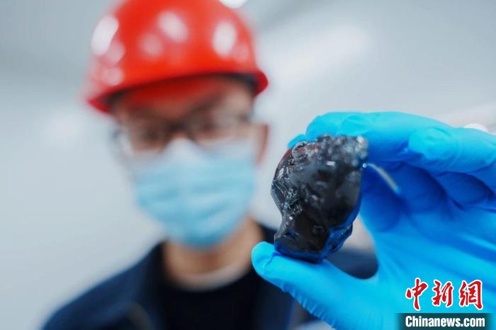 “龍焰一號”等離子體高溫熔融工程樣機成功實現(xiàn)首爐玻璃體出料?！≈泻送瑒?chuàng)供圖