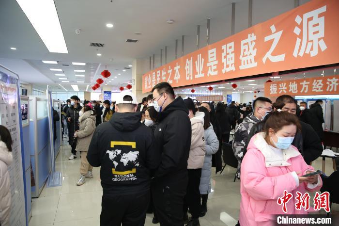圖為招聘會現(xiàn)場?！∵|寧省人社廳供圖