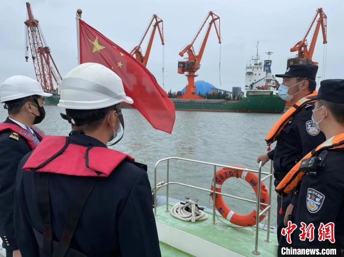 邊檢人員在古雷港區(qū)執(zhí)勤?！≌闹葸厵z站供圖